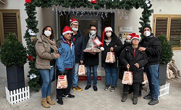 Visita al Centro Anziani "Teniamoci Stretti" con donazione di dolci natalizi tradizionali homemade