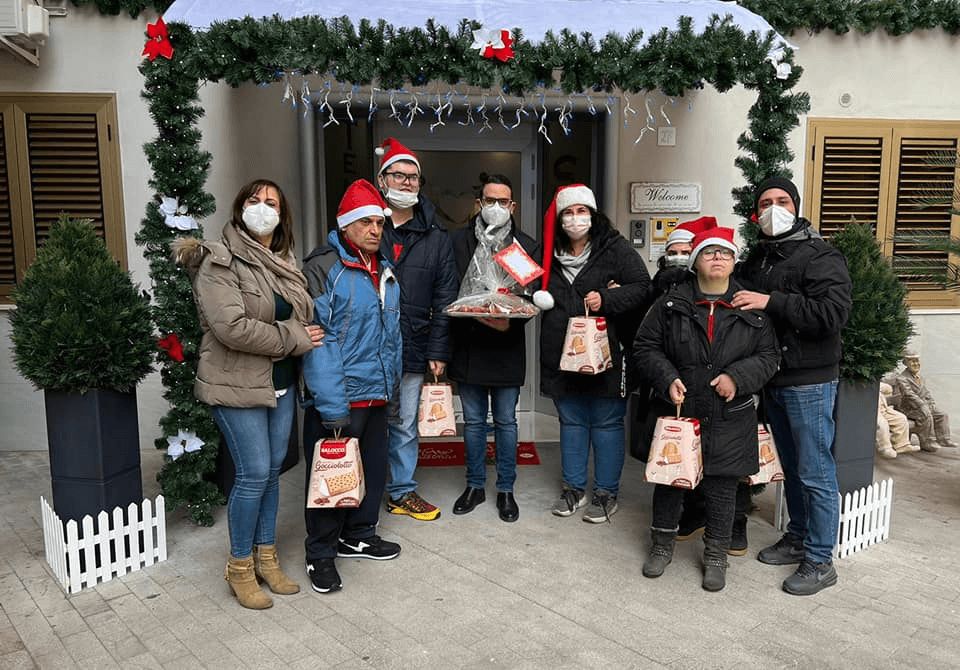 Visita al Centro Anziani "Teniamoci Stretti" con donazione di dolci natalizi tradizionali homemade - gocce nel deserto